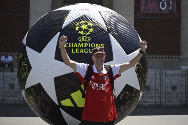 Ahead of the UEFA Champions League final in Budapest BUDAPEST, HUNGARY - MAY 29: A fan poses for a photo as English football club Arsenal and French side Paris Saint-Germain fans gather at the fan zone set up in the city center ahead of the UEFA Champions League final match in Budapest, Hungary, on May 29, 2026. Halil Sagirkaya Anadolu Budapest Hungary. Editorial use only. Please get in touch for any other usage.  Copyright: x2026xAnadoluxHalilxSagirkayax