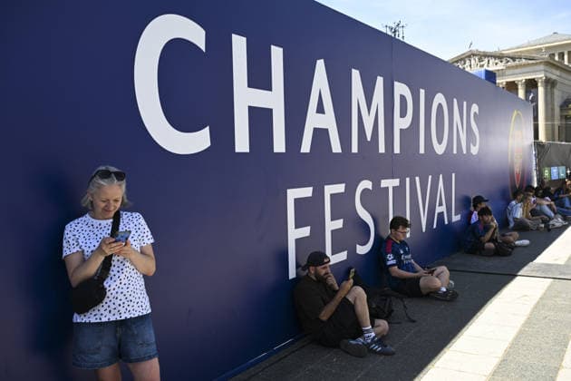 Ahead of the UEFA Champions League final in Budapest BUDAPEST, HUNGARY - MAY 29: English football club Arsenal and French side Paris Saint-Germain fans gather at the fan zone set up in the city center to spend time in experience areas ahead of the UEFA Champions League final match in Budapest, Hungary, on May 29, 2026. Halil Sagirkaya Anadolu Budapest Hungary. Editorial use only. Please get in touch for any other usage.  Copyright: x2026xAnadoluxHalilxSagirkayax