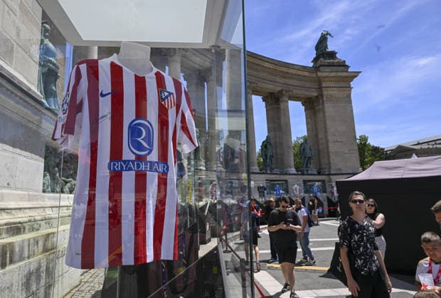 Ahead of the UEFA Champions League final in Budapest BUDAPEST, HUNGARY - MAY 29: English football club Arsenal and French side Paris Saint-Germain fans gather at the fan zone set up in the city center to spend time in experience areas ahead of the UEFA Champions League final match in Budapest, Hungary, on May 29, 2026. Halil Sagirkaya Anadolu Budapest Hungary. Editorial use only. Please get in touch for any other usage.  Copyright: x2026xAnadoluxHalilxSagirkayax
