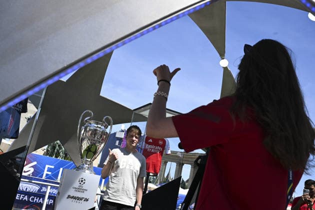 Ahead of the UEFA Champions League final in Budapest BUDAPEST, HUNGARY - MAY 29: English football club Arsenal and French side Paris Saint-Germain fans gather at the fan zone set up in the city center to spend time in experience areas ahead of the UEFA Champions League final match in Budapest, Hungary, on May 29, 2026. Halil Sagirkaya Anadolu Budapest Hungary. Editorial use only. Please get in touch for any other usage.  Copyright: x2026xAnadoluxHalilxSagirkayax