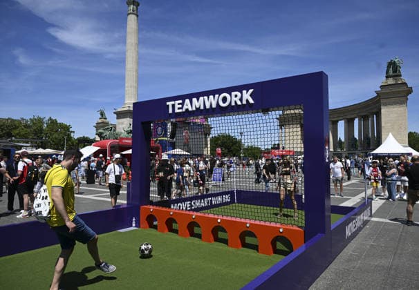 Ahead of the UEFA Champions League final in Budapest BUDAPEST, HUNGARY - MAY 29: English football club Arsenal and French side Paris Saint-Germain fans gather at the fan zone set up in the city center to spend time in experience areas ahead of the UEFA Champions League final match in Budapest, Hungary, on May 29, 2026. Halil Sagirkaya Anadolu Budapest Hungary. Editorial use only. Please get in touch for any other usage.  Copyright: x2026xAnadoluxHalilxSagirkayax