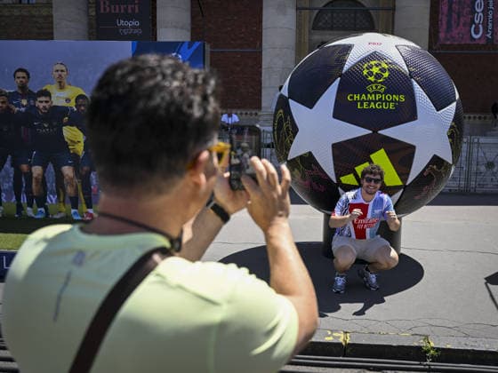 Ahead of the UEFA Champions League final in Budapest BUDAPEST, HUNGARY - MAY 29: A fan poses for a photo as English football club Arsenal and French side Paris Saint-Germain fans gather at the fan zone set up in the city center ahead of the UEFA Champions League final match in Budapest, Hungary, on May 29, 2026. Halil Sagirkaya Anadolu Budapest Hungary. Editorial use only. Please get in touch for any other usage.  Copyright: x2026xAnadoluxHalilxSagirkayax