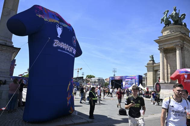 Ahead of the UEFA Champions League final in Budapest BUDAPEST, HUNGARY - MAY 29: English football club Arsenal and French side Paris Saint-Germain fans gather at the fan zone set up in the city center to spend time in experience areas ahead of the UEFA Champions League final match in Budapest, Hungary, on May 29, 2026. Halil Sagirkaya Anadolu Budapest Hungary. Editorial use only. Please get in touch for any other usage.  Copyright: x2026xAnadoluxHalilxSagirkayax