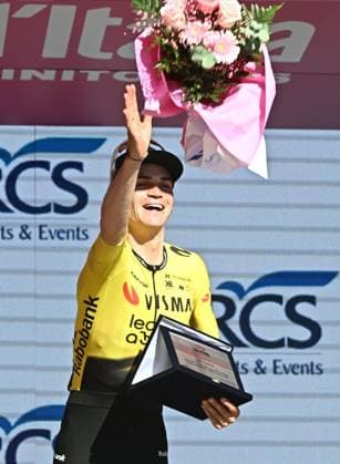 May 29, 2026, Alleghe, ITALY: America rider Sepp Kuss of Team Visma Lease A Bike , poses on the podium after winning the 19th stage of the 109 Giro d Italia 2026, over 151 km from Feltre to Alleghe, Italy, 29 may 2026. ANSA LUCA ZENNARO. Giro D Italia Cycling Tour - Stage 19  - ZUMAa110 20260529_zaf_a110_059 Copyright: xLucaxZennarox