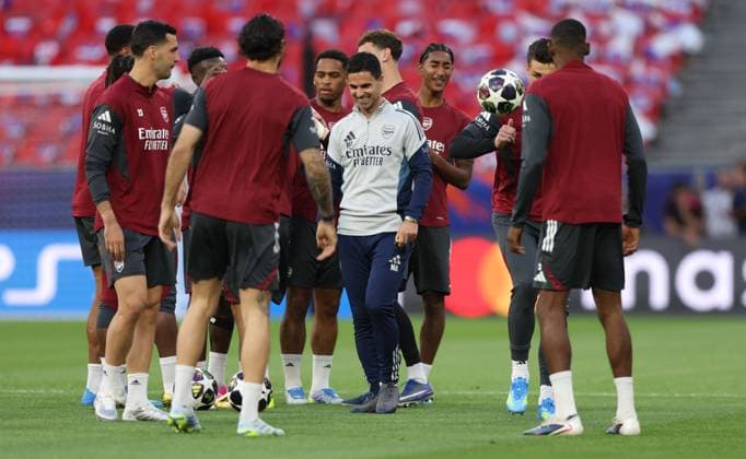 Arsenal manager Mikel Arteta shares a joke with his players Arsenal Training Session, UEFA Champions League, Final, Football, Puskas Arena, Budapest, Hungary - 29 May 2026Budapest Puskas Arena Hungary EDITORIAL USE ONLY No use with unauthorised audio, video, data, fixture lists, club league logos or live services. Online in-match use limited to 120 images, no video emulation. No use in betting, games or single club league player publications.  Copyright: xKieranxMcManus Shutterstockx 16898278ae