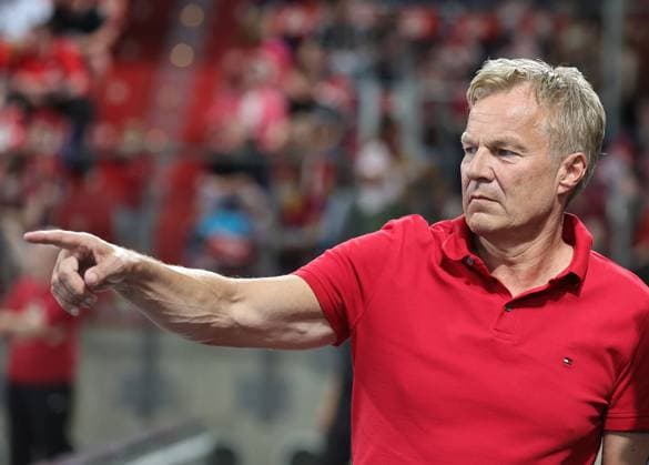 29 05 2026 Handball 1 Bundesliga DAIKIN HBL Season 2025 2026 33 Matchday HC Erlangen Metropolitan Region Nuremberg HCE Bergischer HC DaMa xdaxmax Dr Carsten Bissel Chairman of the Supervisory Board of HC Erlangen indicates gestures directs gives instructions thoughtful