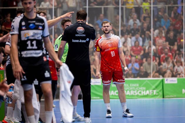 29 05 2026, 33 Matchday of the 2 Handball Bundesliga, TuSEM Essen HSG Nordhorn Lingen f l Coach Mark Bult HSG Nordhorn Lingen discusses with Alexander Schoss TuSEM Essen Essen Am Hallo NRW Germany xRHR PHOTO DEx Copyright: DennisxEwert RHR-FOTOx RHR-FOTO DE