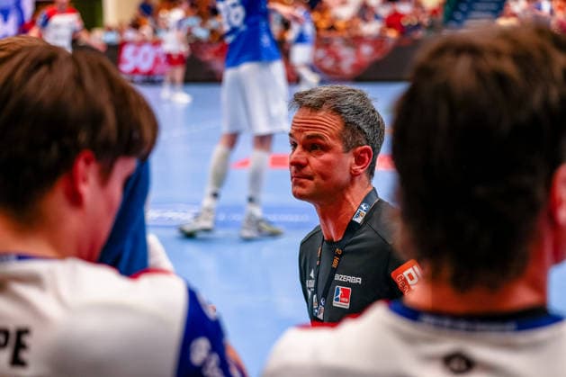 Matthias Flohr HBW Balingen Weilstetten, Head coach in conversation with the substitutes, Dessau Rosslauer HV 06 vs HBW Balingen Weilstetten, Handball, 2 Bundesliga, Matchday 33, Season 2025 26, 29 05 2026, Dessau Rosslauer HV 06 vs HBW Balingen Weilstetten, Handball, 2 Bundesliga, Matchday 33, Season 2025 26, 29 05 2026 Dessau Rosslau Copyright: xEibner-Pressefoto LauraxRoemerx EP_LRR