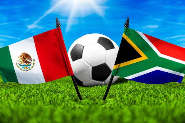 FOTOMONTAGE, Fußball-Weltmeisterschaft 2026: Nationalflaggen von Mexiko und Südafrika mit Fußball auf Rasen. Symbolbild zum WM-Gruppenspiel am 11 Juni bei der FIFA Fussball-Weltmeisterschaft 2026
