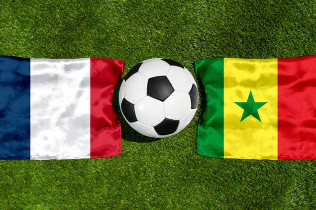 FOTOMONTAGE, Fußball-Weltmeisterschaft 2026: Nationalflaggen von Frankreich und Senegal mit Fußball auf Rasen. Symbolbild zum WM-Gruppenspiel am 16 Juni bei der FIFA Fussball-Weltmeisterschaft 2026