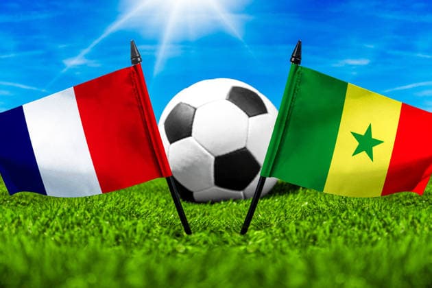 FOTOMONTAGE, Fußball-Weltmeisterschaft 2026: Nationalflaggen von Frankreich und Senegal mit Fußball auf Rasen. Symbolbild zum WM-Gruppenspiel am 16 Juni bei der FIFA Fussball-Weltmeisterschaft 2026