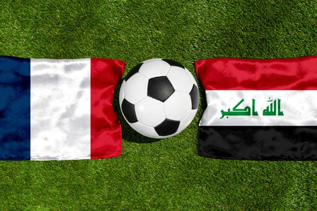 FOTOMONTAGE, Fußball-Weltmeisterschaft 2026: Nationalflaggen von Frankreich und Irak mit Fußball auf Rasen. Symbolbild zum WM-Gruppenspiel am 22 Juni bei der FIFA Fussball-Weltmeisterschaft 2026
