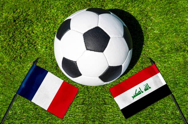 FOTOMONTAGE, Fußball-Weltmeisterschaft 2026: Nationalflaggen von Frankreich und Irak mit Fußball auf Rasen. Symbolbild zum WM-Gruppenspiel am 22 Juni bei der FIFA Fussball-Weltmeisterschaft 2026