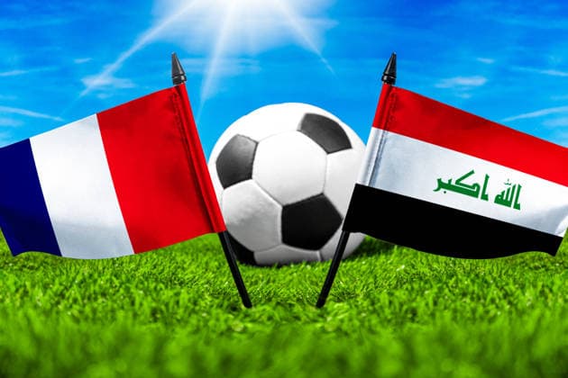 FOTOMONTAGE, Fußball-Weltmeisterschaft 2026: Nationalflaggen von Frankreich und Irak mit Fußball auf Rasen. Symbolbild zum WM-Gruppenspiel am 22 Juni bei der FIFA Fussball-Weltmeisterschaft 2026