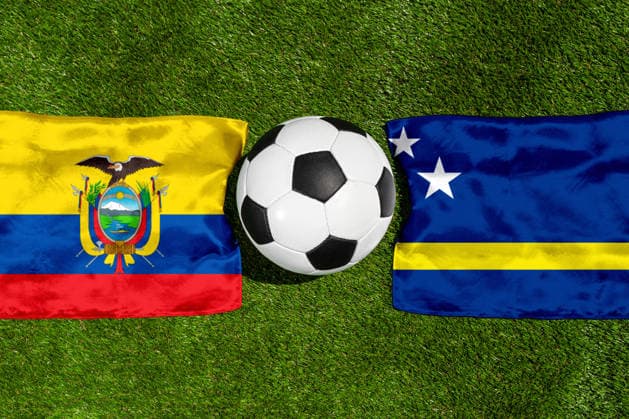 FOTOMONTAGE, Fußball-Weltmeisterschaft 2026: Nationalflaggen von Ecuador und Curacao mit Fußball auf Rasen. Symbolbild zum WM-Gruppenspiel am 21 Juni bei der FIFA Fussball-Weltmeisterschaft 2026
