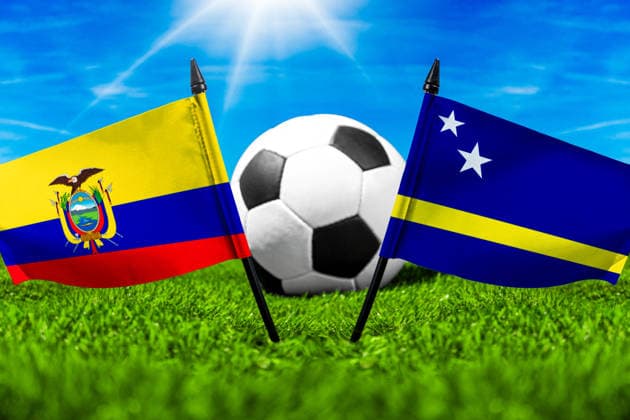 FOTOMONTAGE, Fußball-Weltmeisterschaft 2026: Nationalflaggen von Ecuador und Curacao mit Fußball auf Rasen. Symbolbild zum WM-Gruppenspiel am 21 Juni bei der FIFA Fussball-Weltmeisterschaft 2026