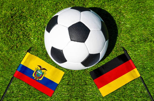 FOTOMONTAGE, Fußball-Weltmeisterschaft 2026: Nationalflaggen von Ecuador und Deutschland mit Fußball auf Rasen. Symbolbild zum WM-Gruppenspiel am 25 Juni bei der FIFA Fussball-Weltmeisterschaft 2026