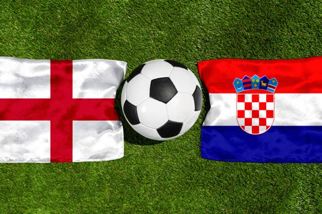 FOTOMONTAGE, Fußball-Weltmeisterschaft 2026: Nationalflaggen von England und Kroatien mit Fußball auf Rasen. Symbolbild zum WM-Gruppenspiel am 17 Juni bei der FIFA Fussball-Weltmeisterschaft 2026