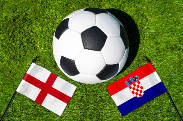 FOTOMONTAGE, Fußball-Weltmeisterschaft 2026: Nationalflaggen von England und Kroatien mit Fußball auf Rasen. Symbolbild zum WM-Gruppenspiel am 17 Juni bei der FIFA Fussball-Weltmeisterschaft 2026