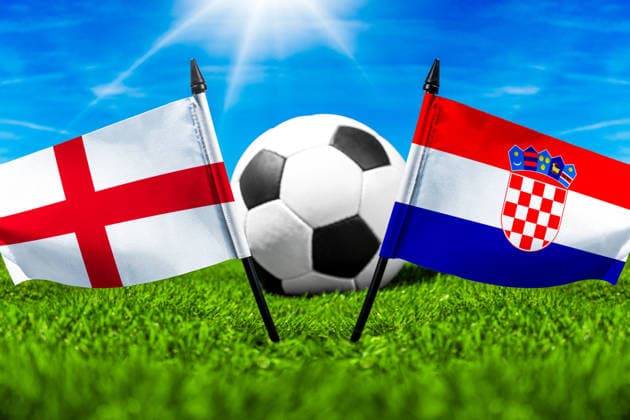 FOTOMONTAGE, Fußball-Weltmeisterschaft 2026: Nationalflaggen von England und Kroatien mit Fußball auf Rasen. Symbolbild zum WM-Gruppenspiel am 17 Juni bei der FIFA Fussball-Weltmeisterschaft 2026