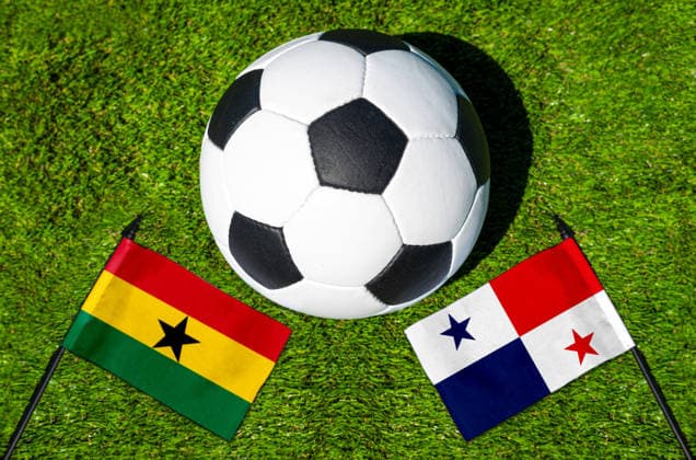 FOTOMONTAGE, Fußball-Weltmeisterschaft 2026: Nationalflaggen von Ghana und Panama mit Fußball auf Rasen. Symbolbild zum WM-Gruppenspiel am 18 Juni bei der FIFA Fussball-Weltmeisterschaft 2026