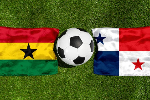 FOTOMONTAGE, Fußball-Weltmeisterschaft 2026: Nationalflaggen von Ghana und Panama mit Fußball auf Rasen. Symbolbild zum WM-Gruppenspiel am 18 Juni bei der FIFA Fussball-Weltmeisterschaft 2026
