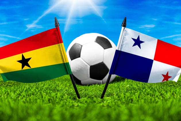 FOTOMONTAGE, Fußball-Weltmeisterschaft 2026: Nationalflaggen von Ghana und Panama mit Fußball auf Rasen. Symbolbild zum WM-Gruppenspiel am 18 Juni bei der FIFA Fussball-Weltmeisterschaft 2026