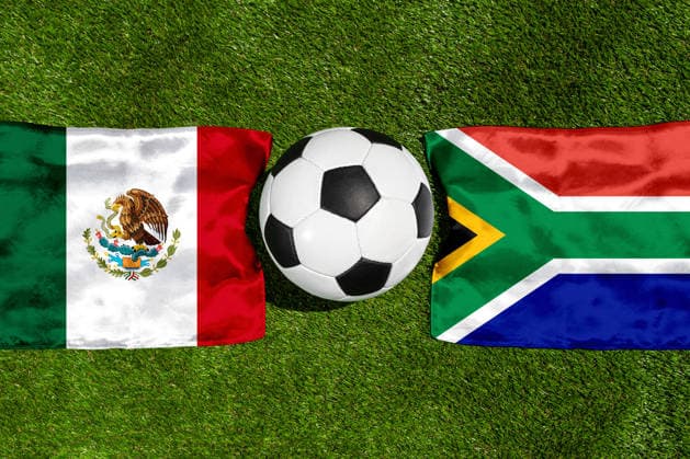 FOTOMONTAGE, Fußball-Weltmeisterschaft 2026: Nationalflaggen von Mexiko und Südafrika mit Fußball auf Rasen. Symbolbild zum WM-Gruppenspiel am 11 Juni bei der FIFA Fussball-Weltmeisterschaft 2026