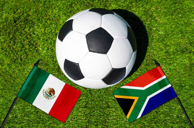 FOTOMONTAGE, Fußball-Weltmeisterschaft 2026: Nationalflaggen von Mexiko und Südafrika mit Fußball auf Rasen. Symbolbild zum WM-Gruppenspiel am 11 Juni bei der FIFA Fussball-Weltmeisterschaft 2026