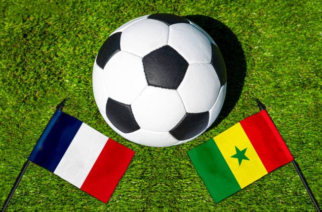 FOTOMONTAGE, Fußball-Weltmeisterschaft 2026: Nationalflaggen von Frankreich und Senegal mit Fußball auf Rasen. Symbolbild zum WM-Gruppenspiel am 16 Juni bei der FIFA Fussball-Weltmeisterschaft 2026