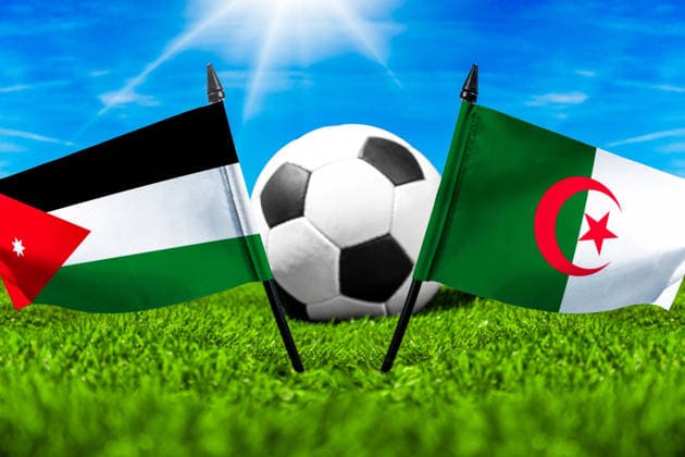 FOTOMONTAGE, Fußball-Weltmeisterschaft 2026: Nationalflaggen von Jordanien und Algerien mit Fußball auf Rasen. Symbolbild zum WM-Gruppenspiel am 23 Juni bei der FIFA Fussball-Weltmeisterschaft 2026