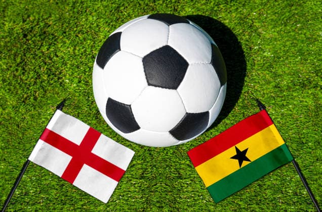 FOTOMONTAGE, Fußball-Weltmeisterschaft 2026: Nationalflaggen von England und Ghana mit Fußball auf Rasen. Symbolbild zum WM-Gruppenspiel am 23 Juni bei der FIFA Fussball-Weltmeisterschaft 2026