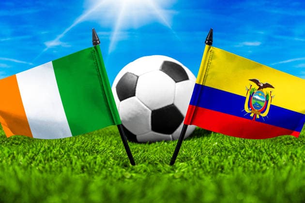 FOTOMONTAGE, Fußball-Weltmeisterschaft 2026: Nationalflaggen von Elfenbeinküste und Equador mit Fußball auf Rasen. Symbolbild zum WM-Gruppenspiel am 15 Juni bei der FIFA Fussball-Weltmeisterschaft 2026