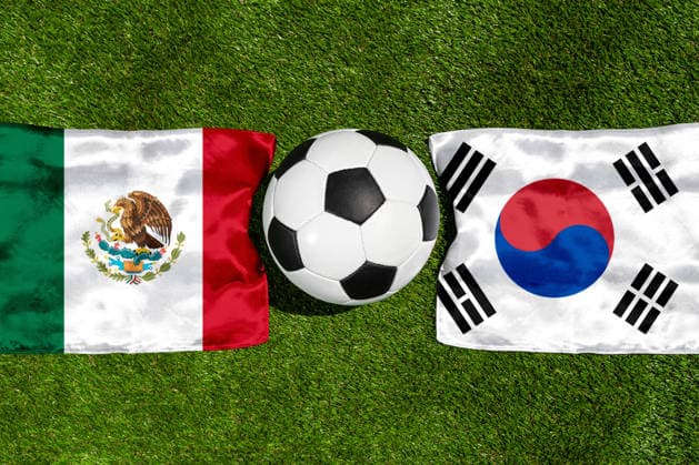 FOTOMONTAGE, Fußball-Weltmeisterschaft 2026: Nationalflaggen von Mexico und Südkorea mit Fußball auf Rasen. Symbolbild zum WM-Gruppenspiel am 19 Juni bei der FIFA Fussball-Weltmeisterschaft 2026