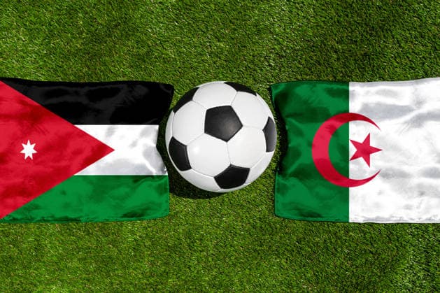 FOTOMONTAGE, Fußball-Weltmeisterschaft 2026: Nationalflaggen von Jordanien und Algerien mit Fußball auf Rasen. Symbolbild zum WM-Gruppenspiel am 23 Juni bei der FIFA Fussball-Weltmeisterschaft 2026