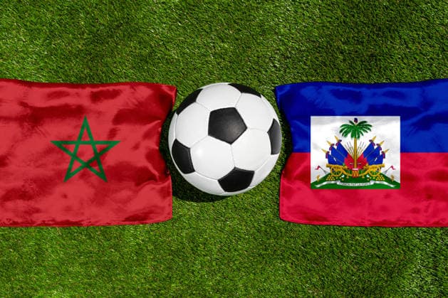 FOTOMONTAGE, Fußball-Weltmeisterschaft 2026: Nationalflaggen von Marokko und Haiti mit Fußball auf Rasen. Symbolbild zum WM-Gruppenspiel am 25 Juni bei der FIFA Fussball-Weltmeisterschaft 2026