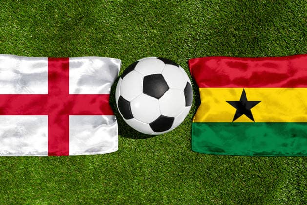 FOTOMONTAGE, Fußball-Weltmeisterschaft 2026: Nationalflaggen von England und Ghana mit Fußball auf Rasen. Symbolbild zum WM-Gruppenspiel am 23 Juni bei der FIFA Fussball-Weltmeisterschaft 2026