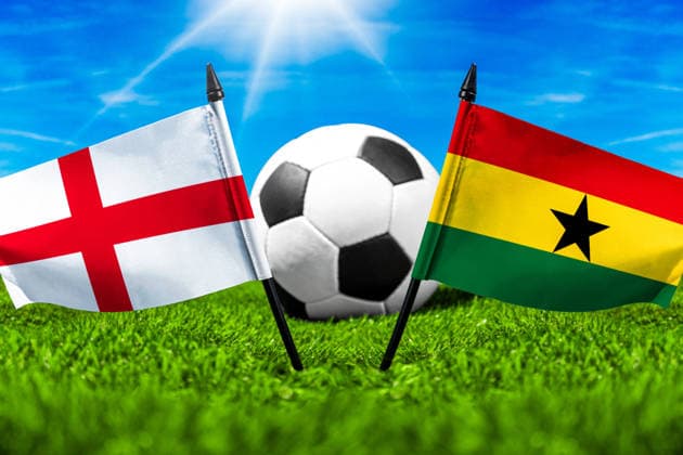 FOTOMONTAGE, Fußball-Weltmeisterschaft 2026: Nationalflaggen von England und Ghana mit Fußball auf Rasen. Symbolbild zum WM-Gruppenspiel am 23 Juni bei der FIFA Fussball-Weltmeisterschaft 2026
