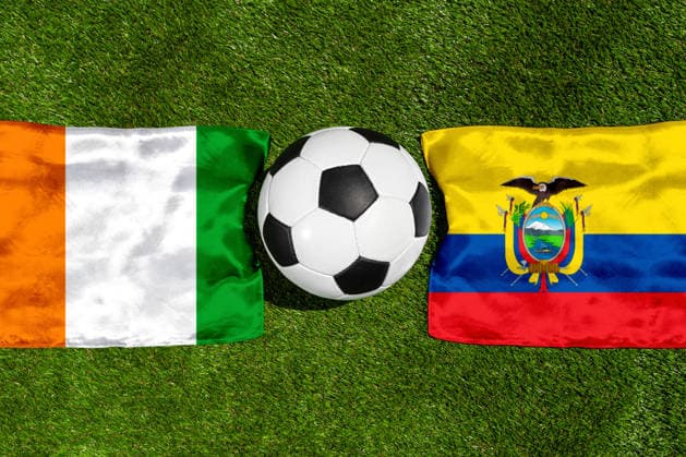 FOTOMONTAGE, Fußball-Weltmeisterschaft 2026: Nationalflaggen von Elfenbeinküste und Equador mit Fußball auf Rasen. Symbolbild zum WM-Gruppenspiel am 15 Juni bei der FIFA Fussball-Weltmeisterschaft 2026