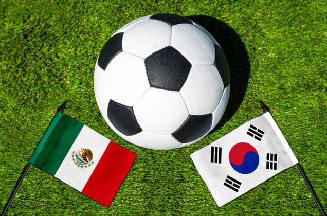 FOTOMONTAGE, Fußball-Weltmeisterschaft 2026: Nationalflaggen von Mexico und Südkorea mit Fußball auf Rasen. Symbolbild zum WM-Gruppenspiel am 19 Juni bei der FIFA Fussball-Weltmeisterschaft 2026