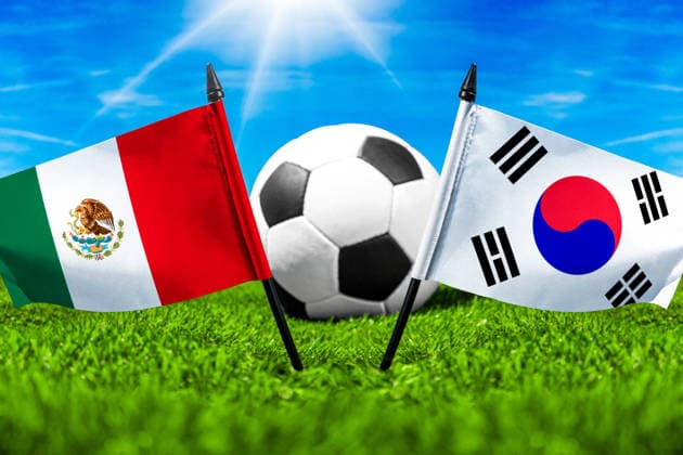 FOTOMONTAGE, Fußball-Weltmeisterschaft 2026: Nationalflaggen von Mexico und Südkorea mit Fußball auf Rasen. Symbolbild zum WM-Gruppenspiel am 19 Juni bei der FIFA Fussball-Weltmeisterschaft 2026