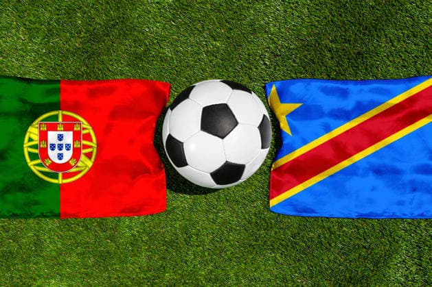 FOTOMONTAGE, Fußball-Weltmeisterschaft 2026: Nationalflaggen von Portugal und Kongo mit Fußball auf Rasen. Symbolbild zum WM-Gruppenspiel am 17 Juni bei der FIFA Fussball-Weltmeisterschaft 2026