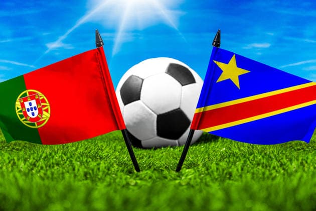 FOTOMONTAGE, Fußball-Weltmeisterschaft 2026: Nationalflaggen von Portugal und Kongo mit Fußball auf Rasen. Symbolbild zum WM-Gruppenspiel am 17 Juni bei der FIFA Fussball-Weltmeisterschaft 2026