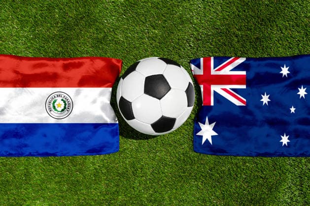 FOTOMONTAGE, Fußball-Weltmeisterschaft 2026: Nationalflaggen von Paraguay und Australien mit Fußball auf Rasen. Symbolbild zum WM-Gruppenspiel am 26 Juni bei der FIFA Fussball-Weltmeisterschaft 2026
