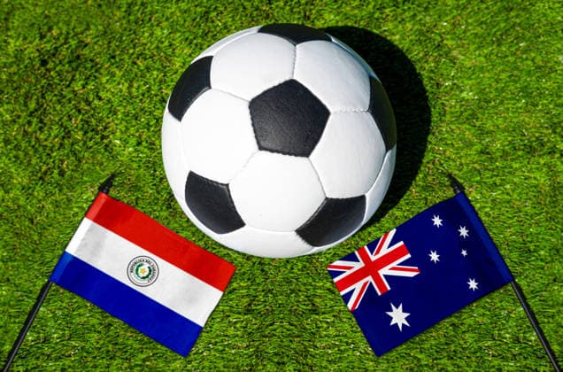 FOTOMONTAGE, Fußball-Weltmeisterschaft 2026: Nationalflaggen von Paraguay und Australien mit Fußball auf Rasen. Symbolbild zum WM-Gruppenspiel am 26 Juni bei der FIFA Fussball-Weltmeisterschaft 2026