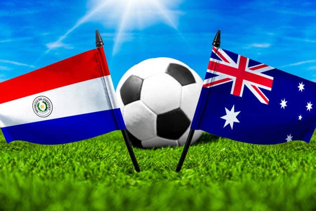 FOTOMONTAGE, Fußball-Weltmeisterschaft 2026: Nationalflaggen von Paraguay und Australien mit Fußball auf Rasen. Symbolbild zum WM-Gruppenspiel am 26 Juni bei der FIFA Fussball-Weltmeisterschaft 2026