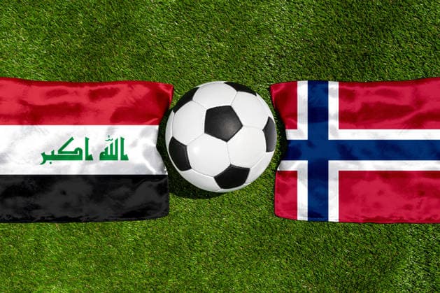 FOTOMONTAGE, Fußball-Weltmeisterschaft 2026: Nationalflaggen von Irak und Norwegen mit Fußball auf Rasen. Symbolbild zum WM-Gruppenspiel am 17 Juni bei der FIFA Fussball-Weltmeisterschaft 2026
