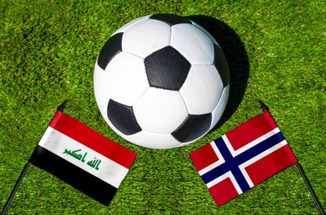 FOTOMONTAGE, Fußball-Weltmeisterschaft 2026: Nationalflaggen von Irak und Norwegen mit Fußball auf Rasen. Symbolbild zum WM-Gruppenspiel am 17 Juni bei der FIFA Fussball-Weltmeisterschaft 2026