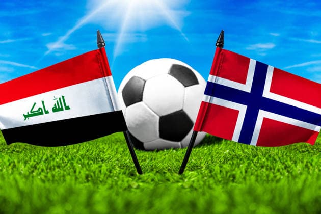 FOTOMONTAGE, Fußball-Weltmeisterschaft 2026: Nationalflaggen von Irak und Norwegen mit Fußball auf Rasen. Symbolbild zum WM-Gruppenspiel am 17 Juni bei der FIFA Fussball-Weltmeisterschaft 2026
