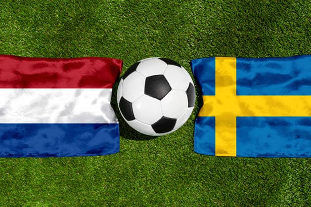 FOTOMONTAGE, Fußball-Weltmeisterschaft 2026: Nationalflaggen von Niederlande und Schweden mit Fußball auf Rasen. Symbolbild zum WM-Gruppenspiel am 20 Juni bei der FIFA Fussball-Weltmeisterschaft 2026